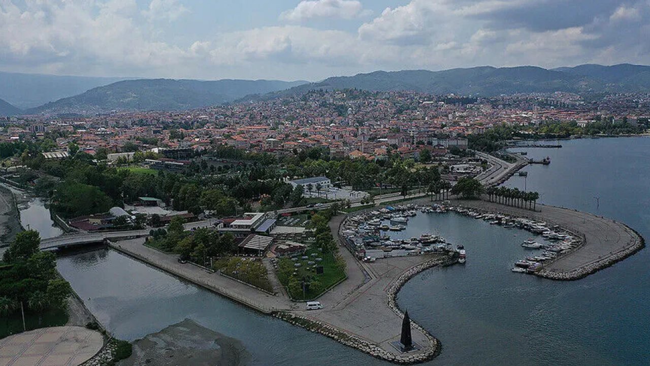 Gölcük'te yapılar yenileniyor